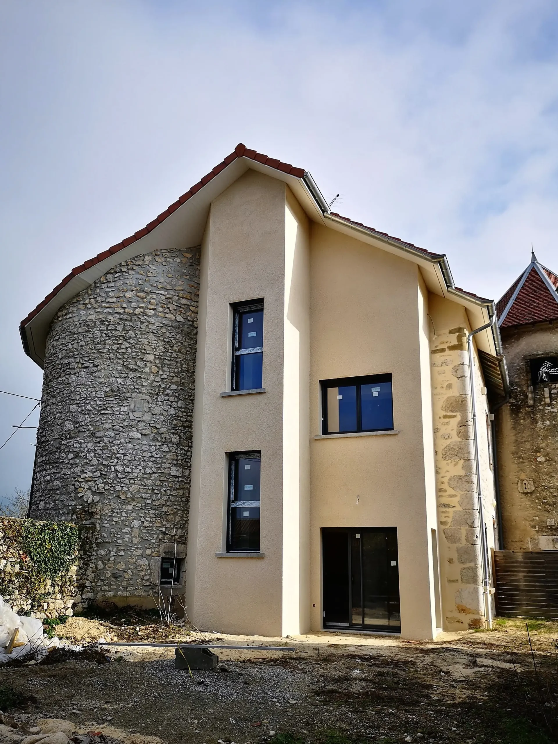 Rénovation et extension d’une tour et une bâtisse en pierre