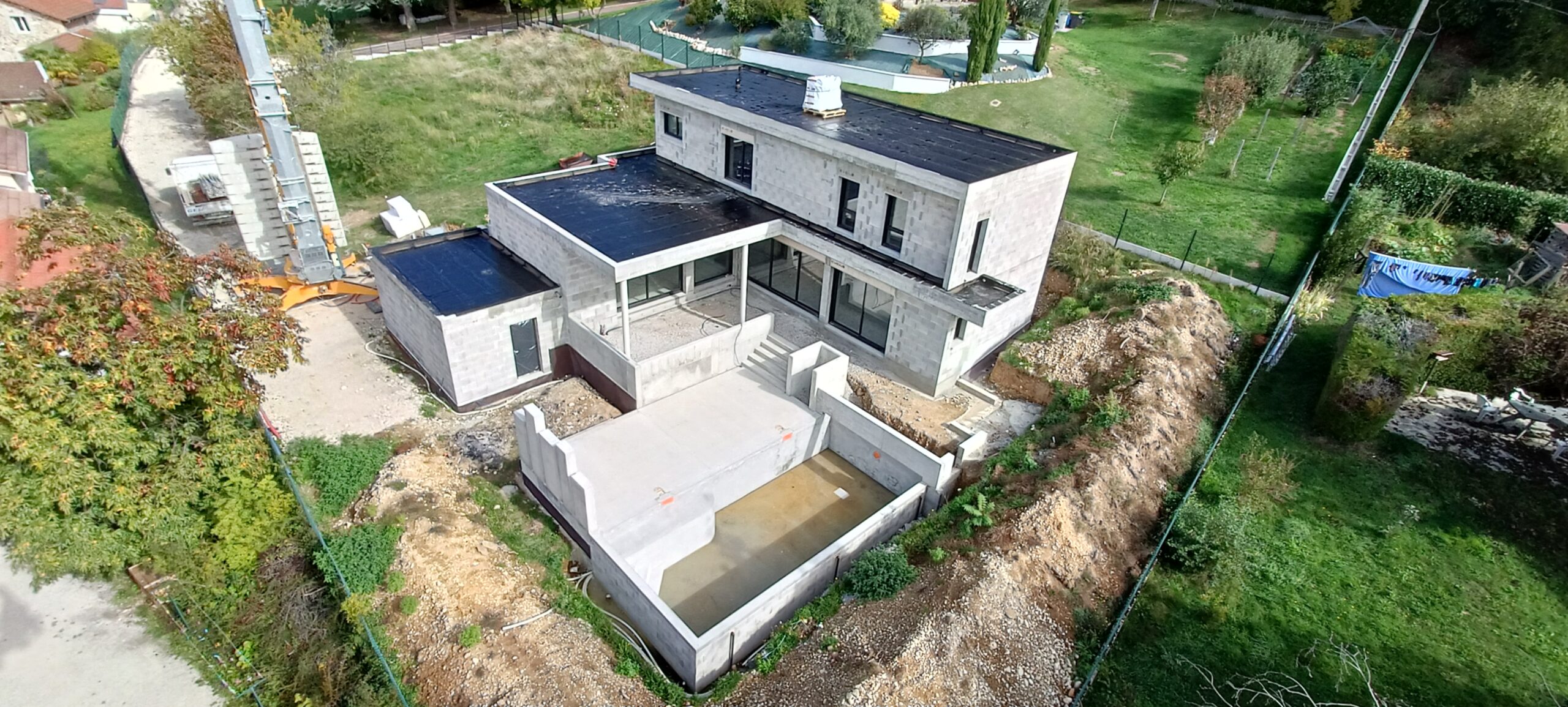 Maison d’architecte avec toitures terrasses, piscine et terrasse