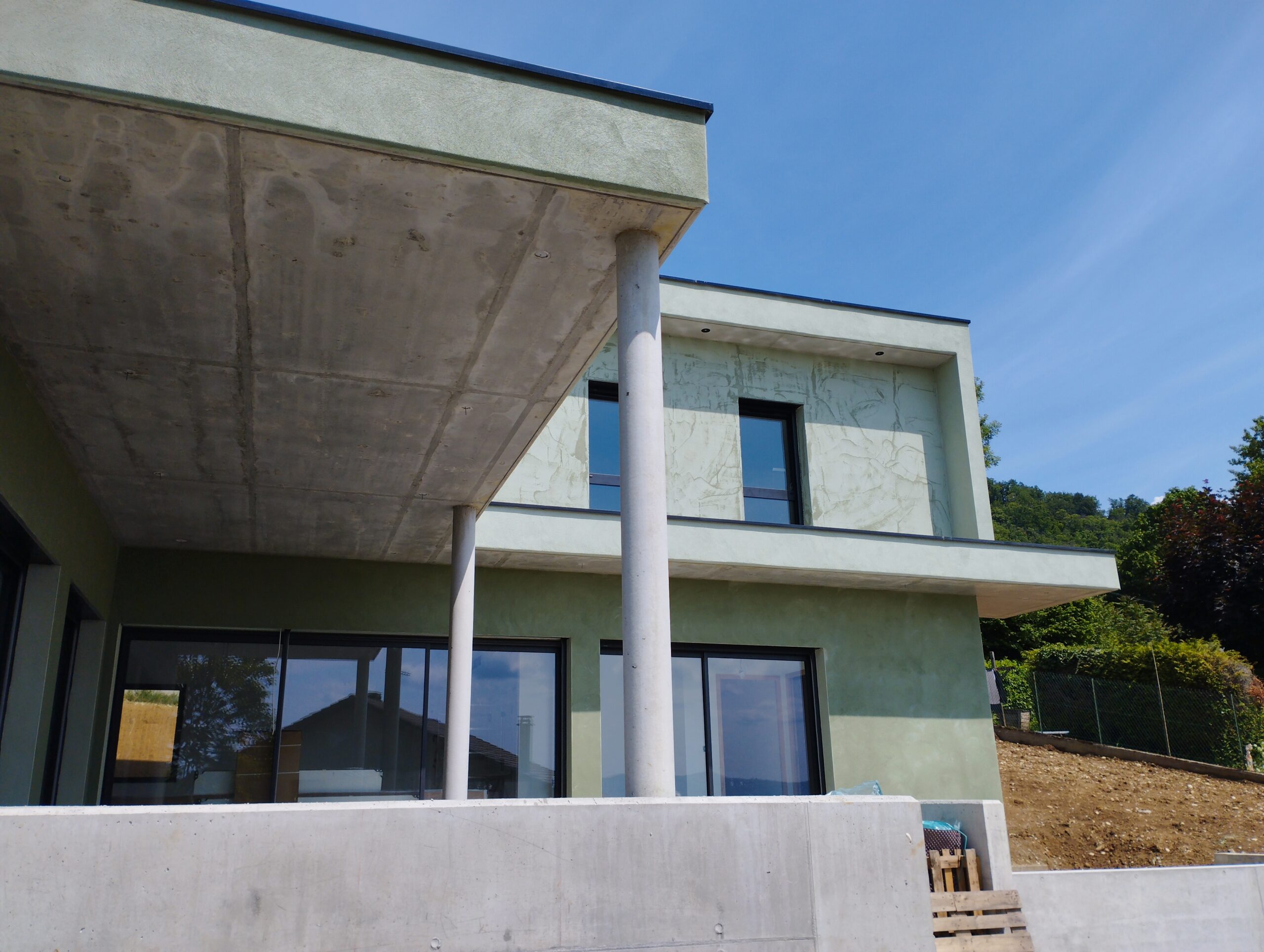 Villa avec soubassement en béton armé, toiture terrasse et piscine à Voiron