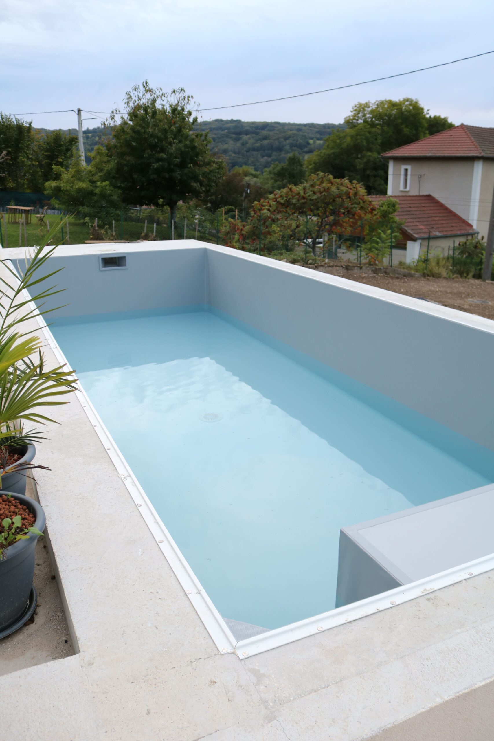 Piscine de 8 x 3m à Montferrat et soubassement béton armé sous ossature bois