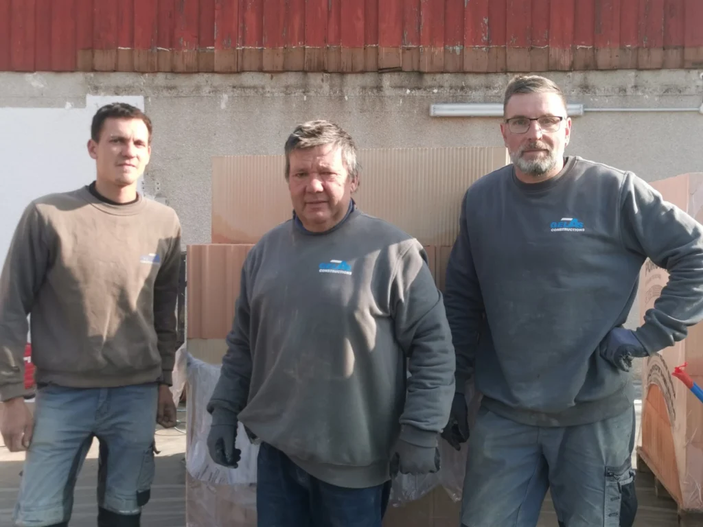 De gauche a Droite Kevin Henri chef de chantier Olivier scaled