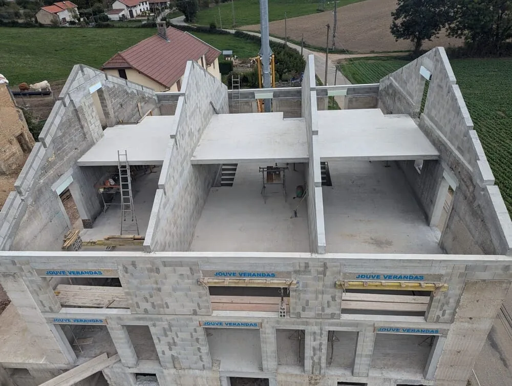 Rénovation complète à Burcin : l’expertise de nos maçons au service d’un chantier de grande ampleur