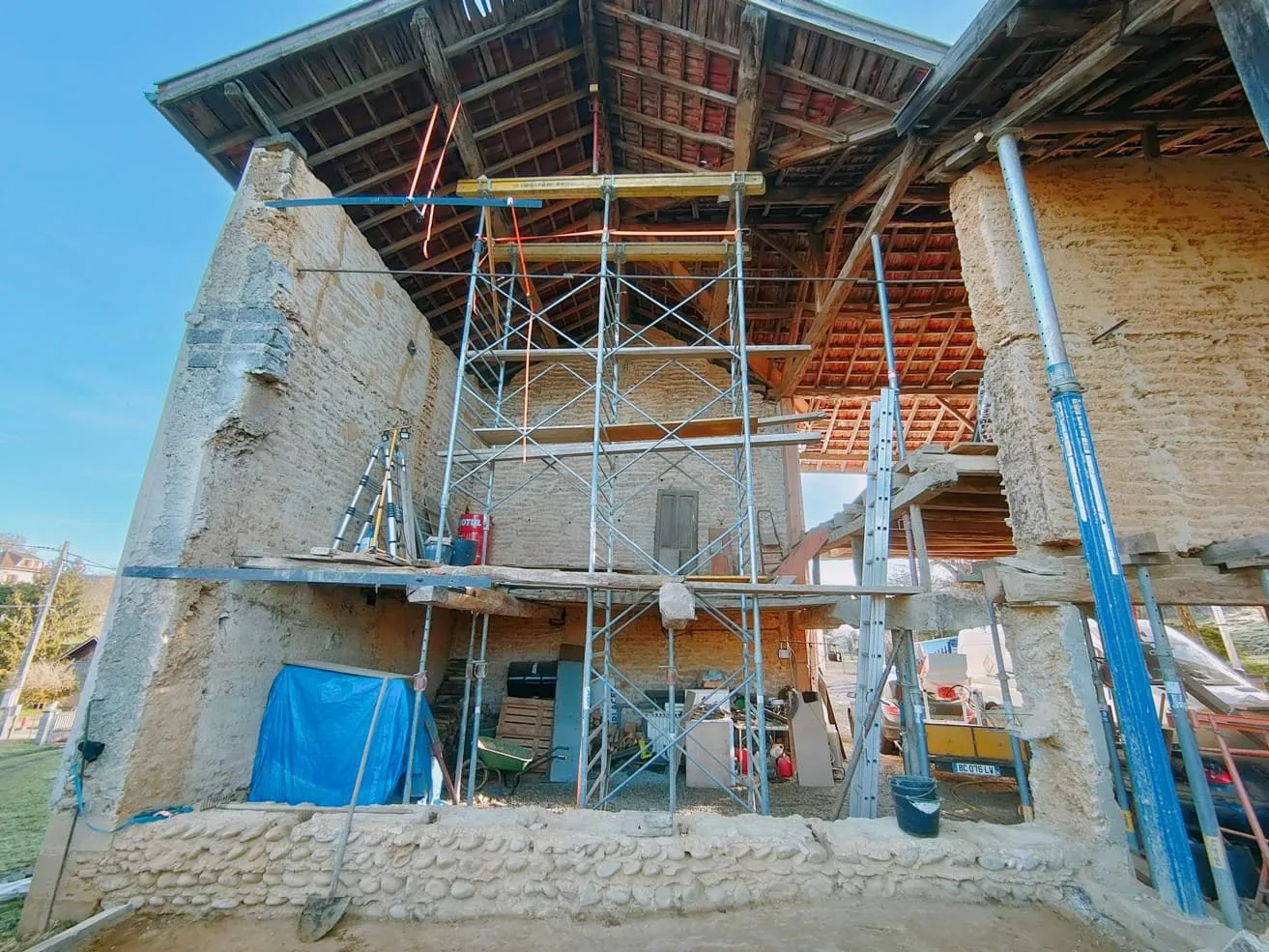Réparation d’un mur pignon de grange en pisé